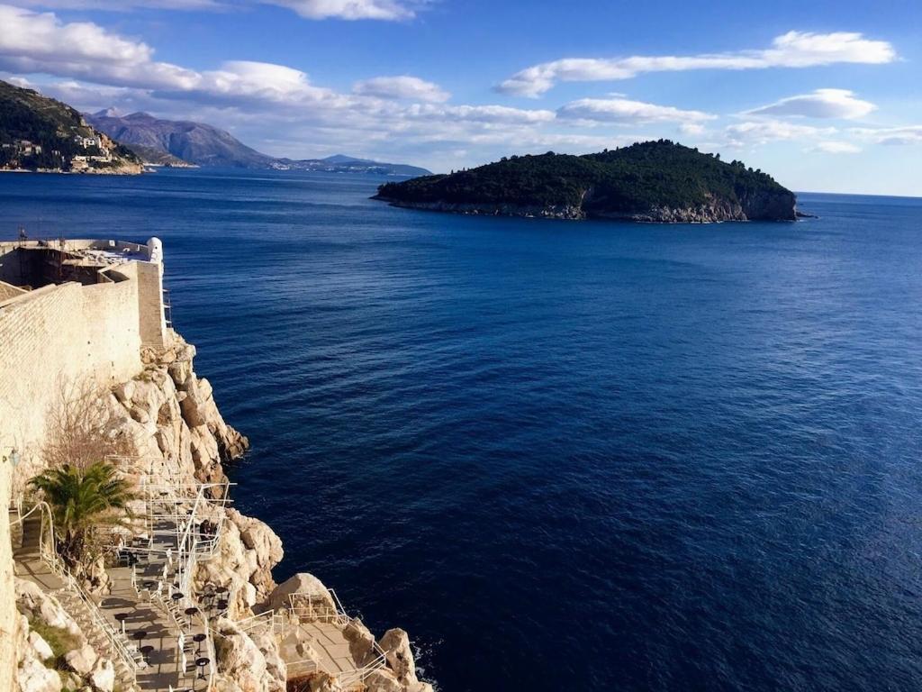 uma vista para o oceano do lado de um penhasco em Beautifully Restored 400-year Old House with Stunning Sea Views from the Terrace em Dubrovnik