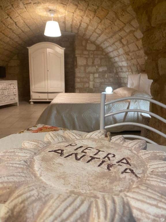 1 dormitorio con 2 camas en una habitación de piedra en Dimora Pietra Antica, en Bari