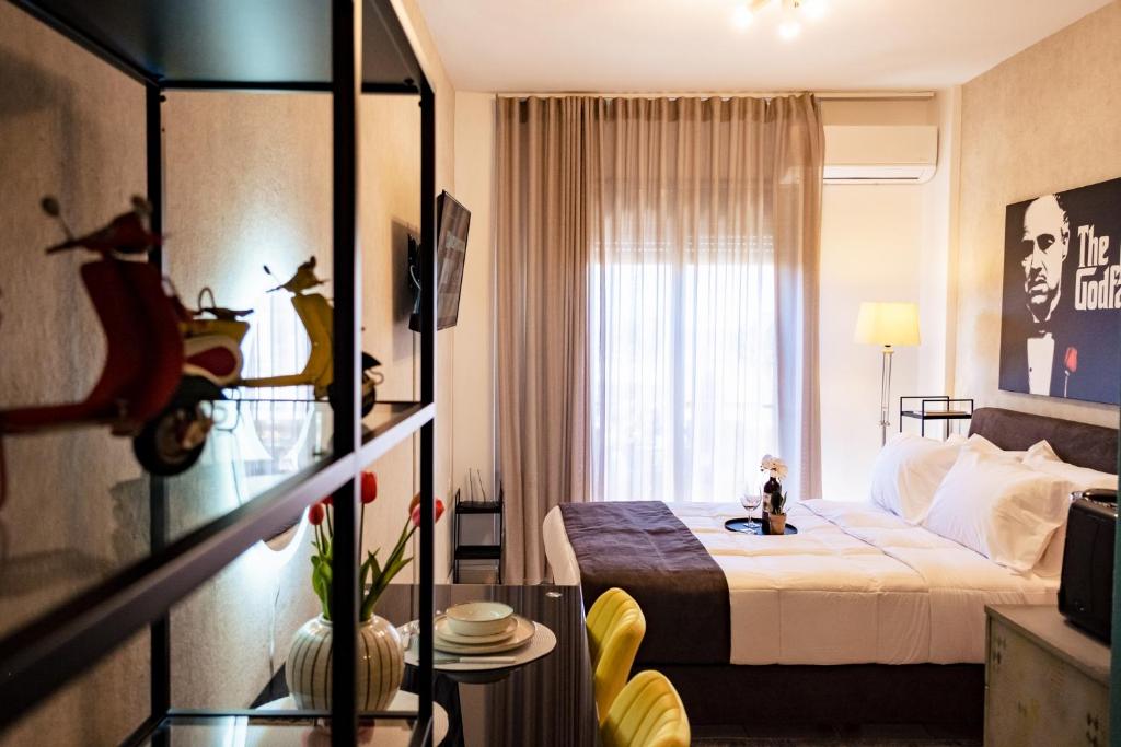 een hotelkamer met een bed en een raam bij Central 3 in Komotini