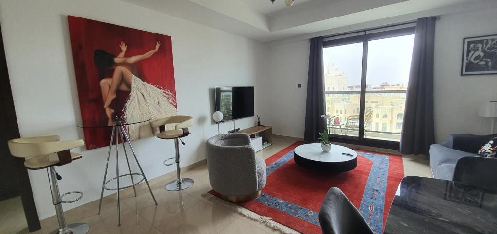 uma sala de estar com um quadro na parede em Stylish One bedroom with all amenities, close to downtown1 em Dubai