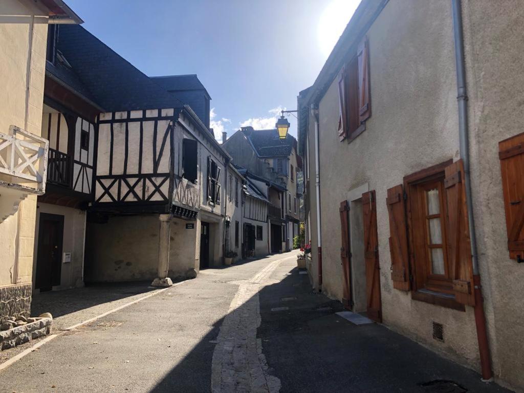 une allée vide avec des bâtiments dans une vieille ville dans l'établissement Agréable maison au centre d'Arreau pour 8 pers, à Arreau
