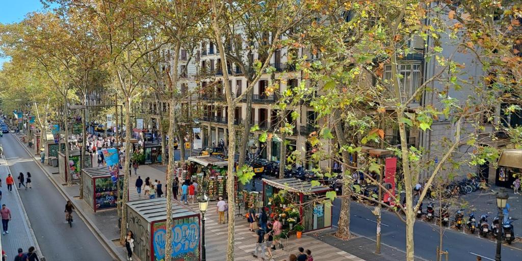 バルセロナにあるHostal Parisien Las Ramblasの人々の歩く賑やかな街並み