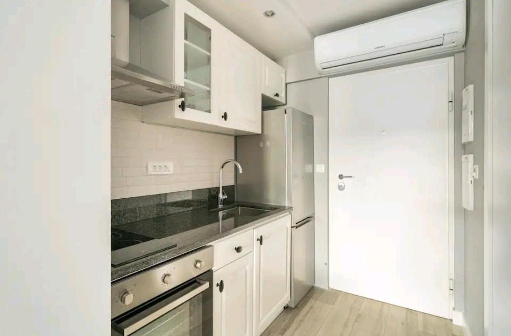 Kuchyňa alebo kuchynka v ubytovaní Gorgeous Dubrovnik sea view apartment with free parking