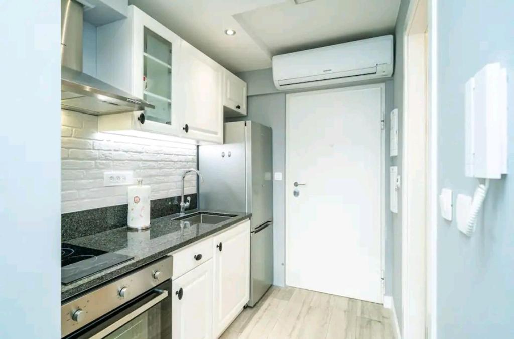 Kuchyňa alebo kuchynka v ubytovaní Gorgeous Dubrovnik sea view apartment with free parking