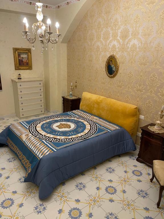 sypialnia z dużym łóżkiem i niebieskim kocem w obiekcie Al Centro Storico Home w mieście Neapol
