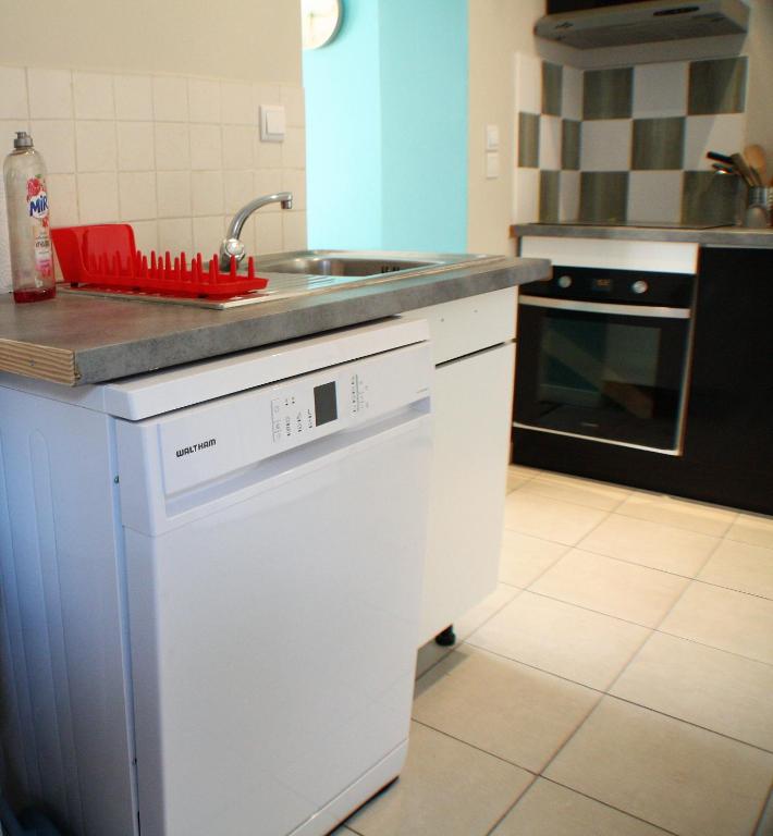 Kuchyňa alebo kuchynka v ubytovaní Le Cottage des Curie