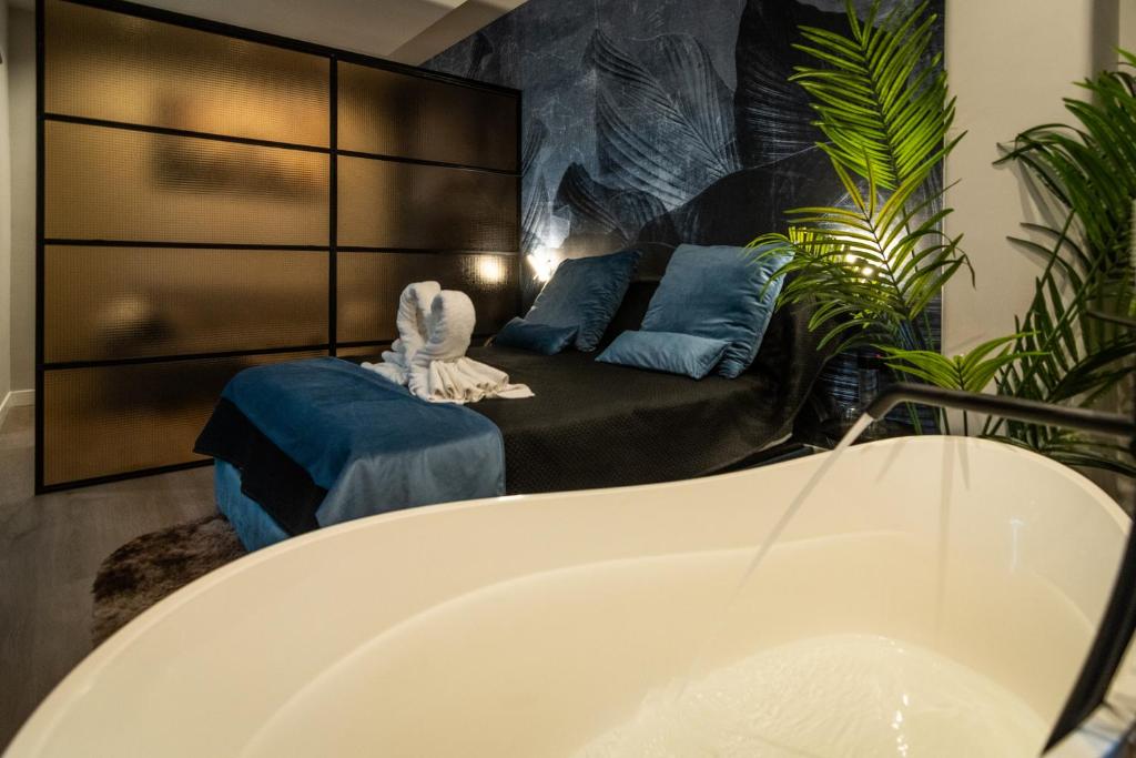 uma banheira na casa de banho com uma cama em DOMUS VESUVIO em Nápoles