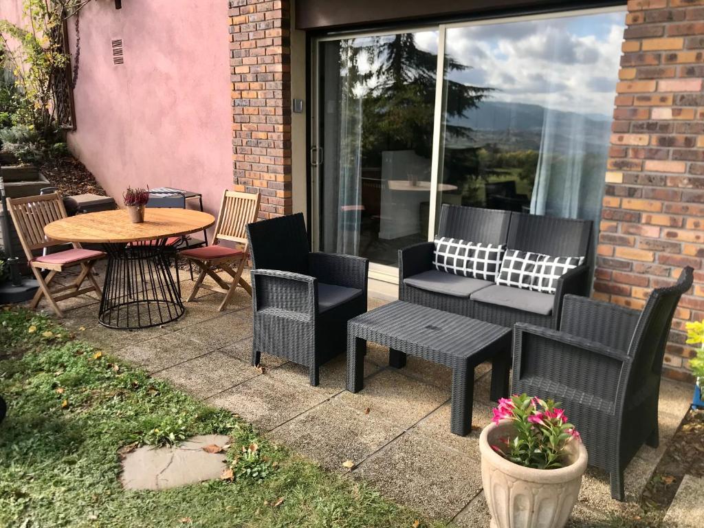 Posedenie v ubytovaní Chez Isa, loft 55m2, jardin, vue, parking, entrée autonome