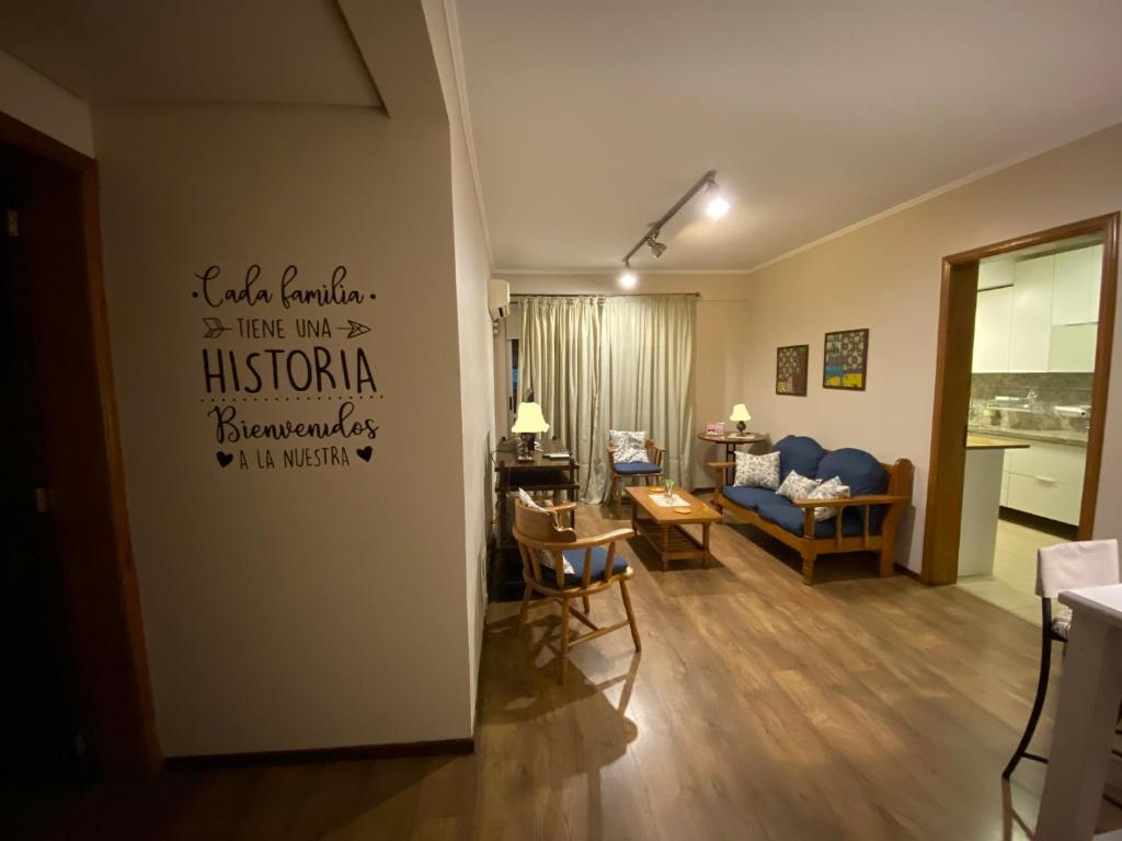 uma sala de estar com um sofá e um quarto com uma sala de estar em Conforto e simplicidade no centro da cidade em Santana do Livramento