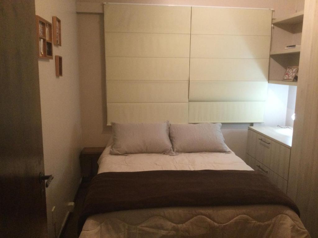 Postel nebo postele na pokoji v ubytování Conforto e simplicidade no centro da cidade