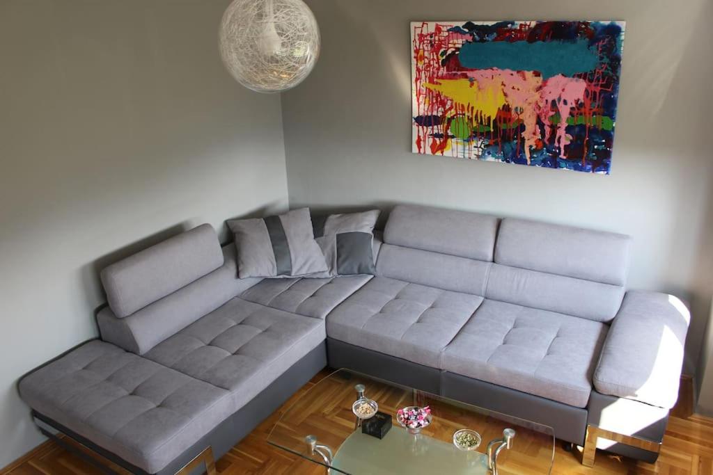 A seating area at Comfortable apartment near the City Center