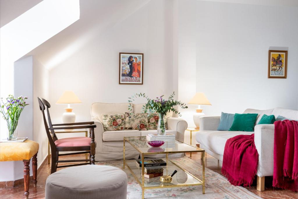 - un salon avec un canapé et une table dans l'établissement La Casa de San Fernando con vistas a los Reales Alcázares, à Séville