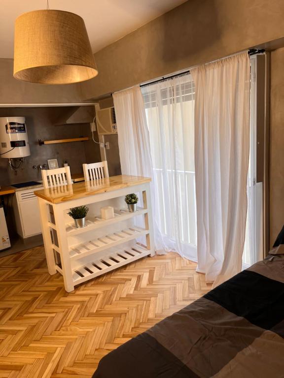 1 dormitorio con 1 cama y cocina con ventana en Monoambiente Moderno 2 cuadras Plaza de Mayo en Buenos Aires