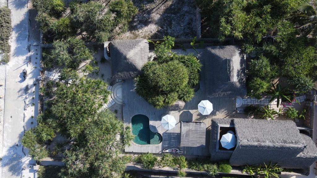 una vista aérea de una casa con techo verde en Villa Oemodo 3 bedrooms, en Nembrala