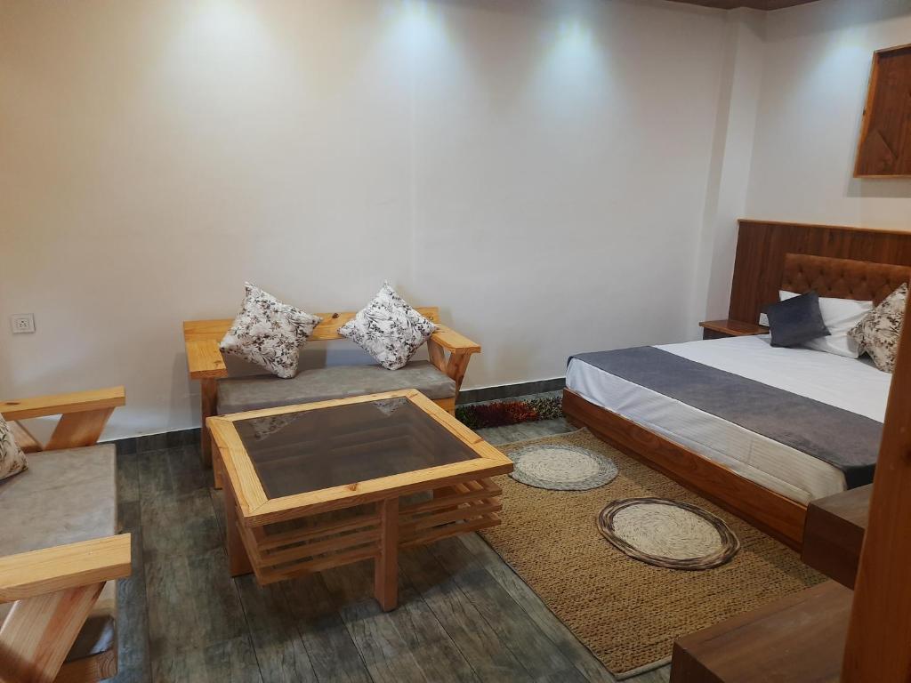 Postel nebo postele na pokoji v ubytování Trimounts-A Boutique Hotel & Wellnes Center in Tirthan Valley