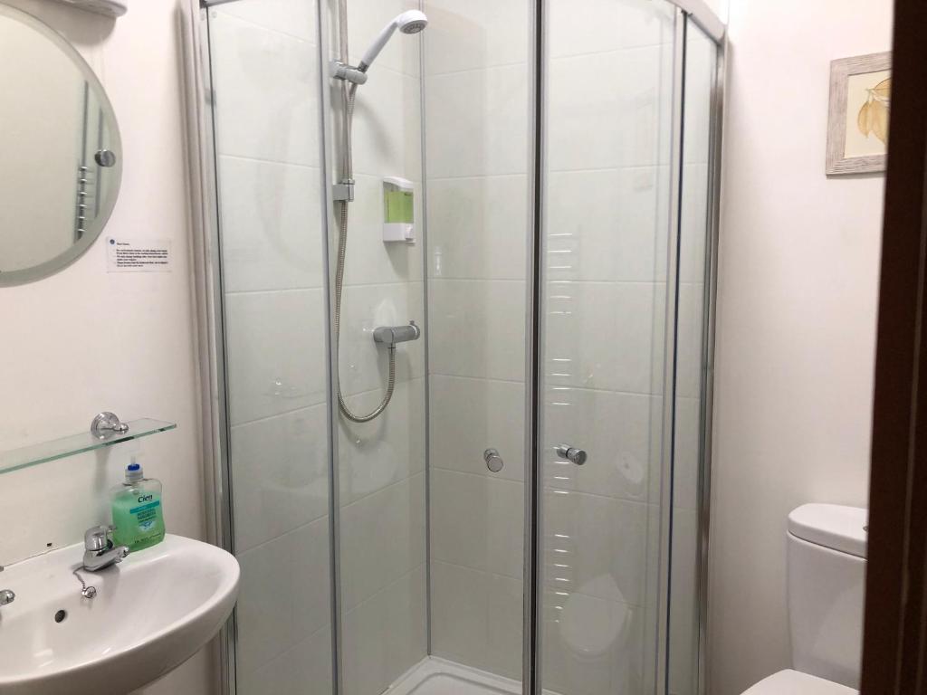 Distillery Guest House - Twin Room