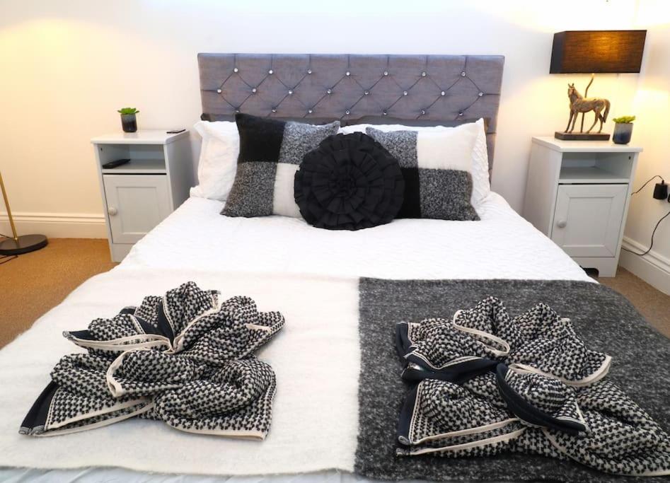 um quarto com uma cama com duas toalhas em New Sunset Square Eastbourne 2 Bed Apartment, Long stay welcome em Eastbourne
