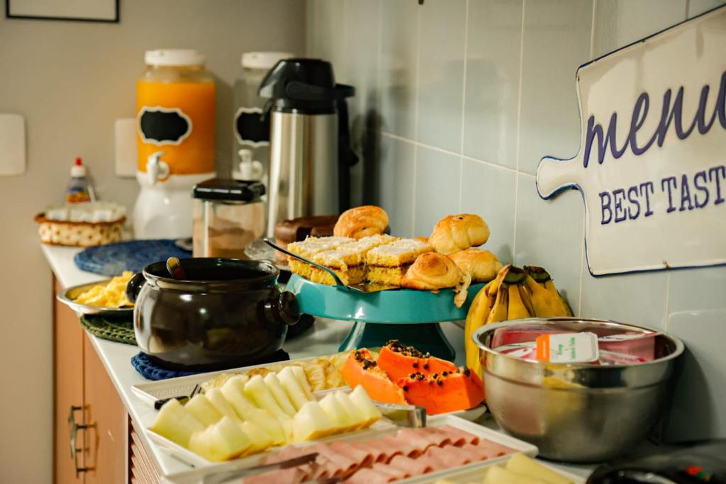 Um balcão de cozinha com muita comida. em Pousada Al Mare em Balneário Camboriú