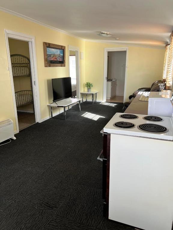 TV a/nebo společenská místnost v ubytování Mountain View Motel