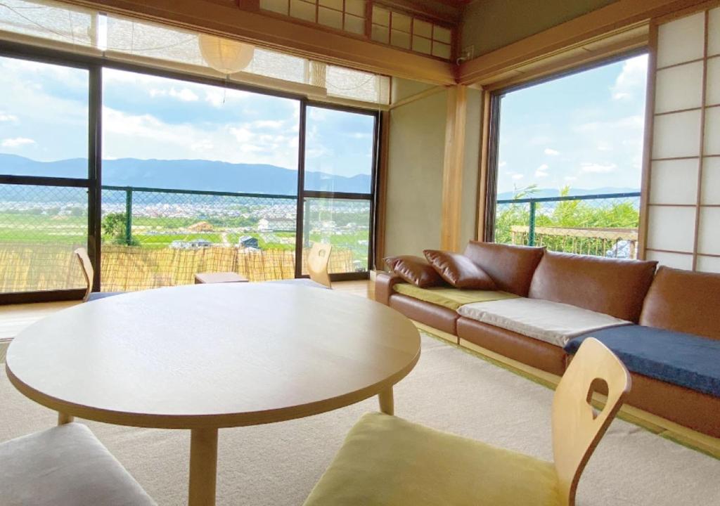 sala de estar con sofá y mesa en Ito-gun - House - Vacation STAY 31960v en Kudoyama