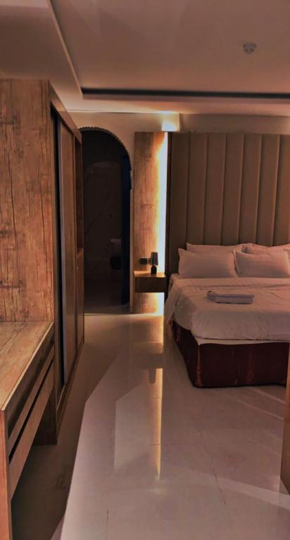 Postel nebo postele na pokoji v ubytování رواق الضيافة للشقق المخدومة RWAQ Hotel