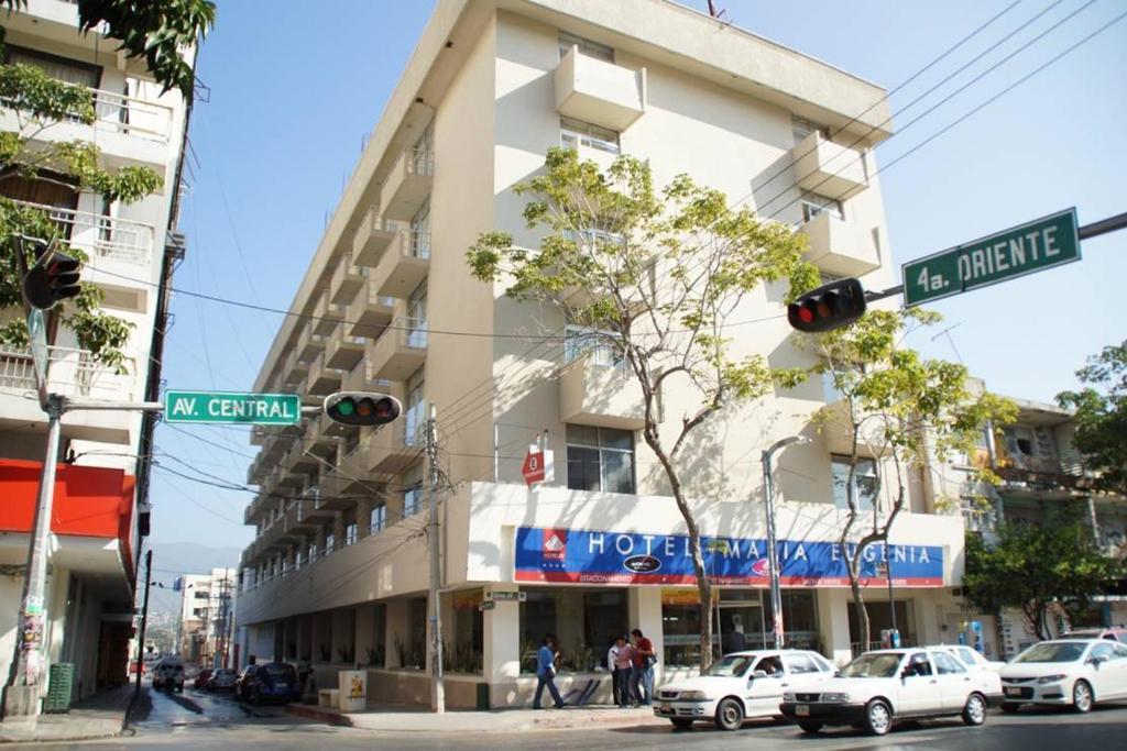 un semáforo frente a un edificio en Hotel María Eugenia en Tuxtla Gutiérrez