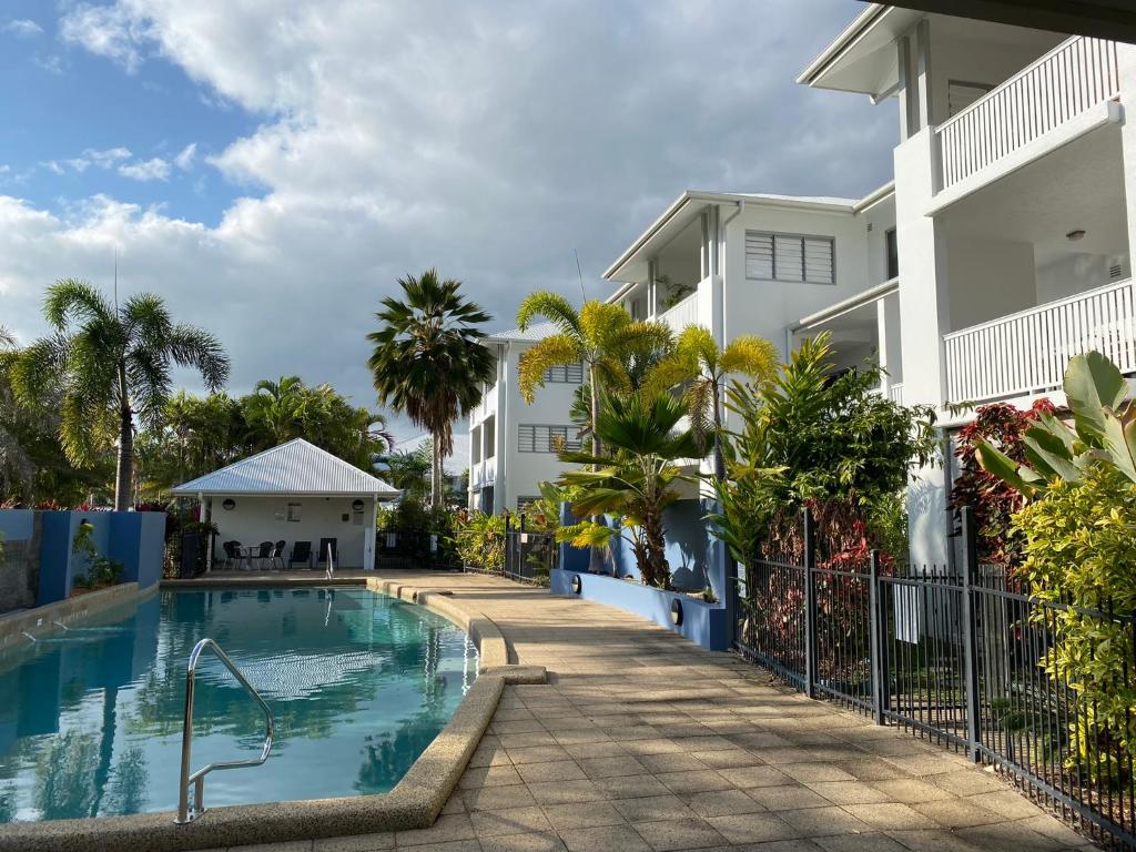 Two-bedroom Unit in Trinity Cove Apartments, Trinity Beach (updated