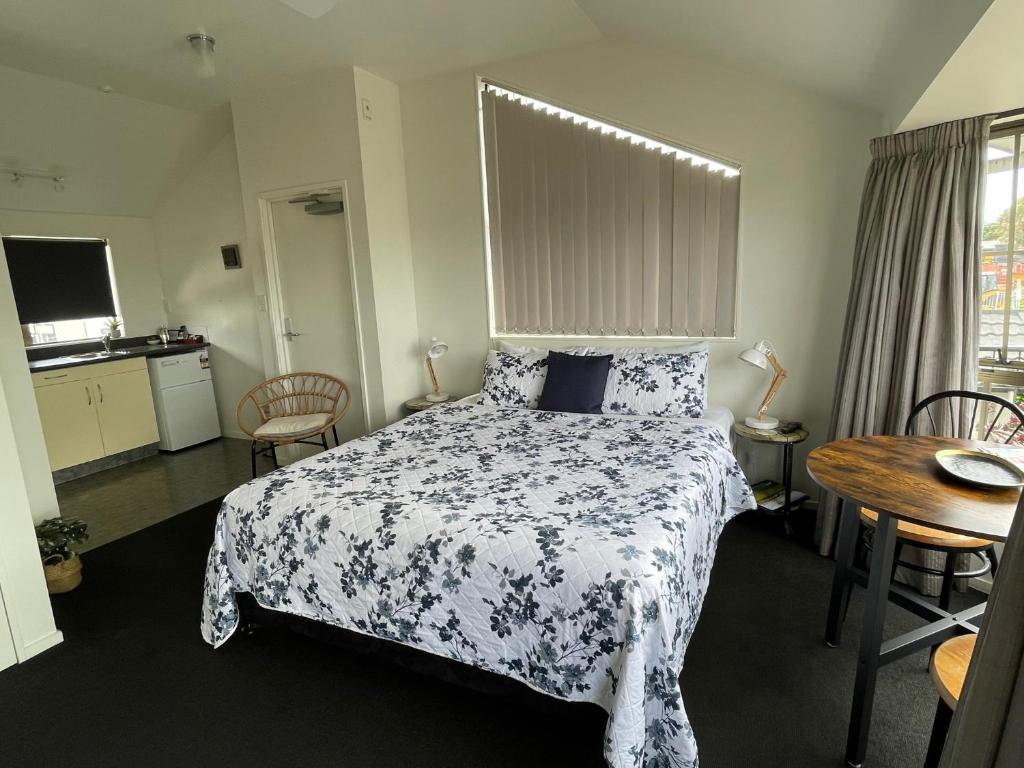 Postel nebo postele na pokoji v ubytování Colonial Motel