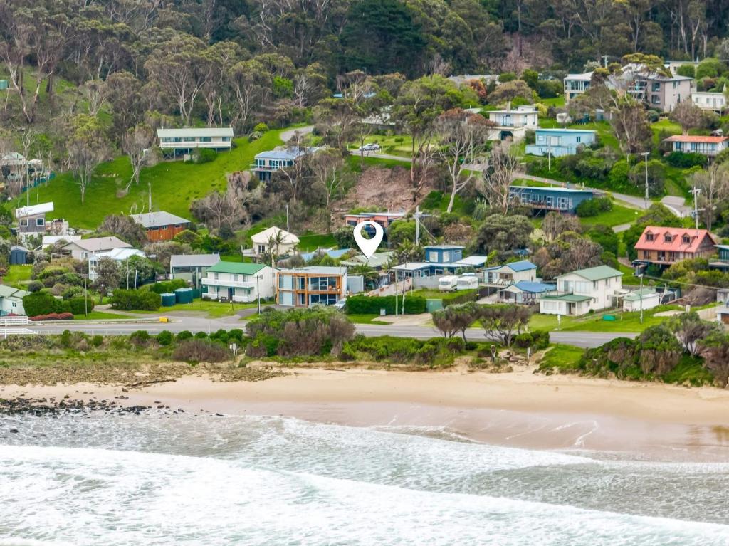 - une vue aérienne sur une plage avec des maisons dans l'établissement The Beach Cottage, à Wye River