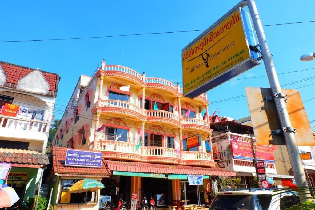 un gran edificio con un cartel delante en Thaveesinh Hotel, en Ban Houayxay