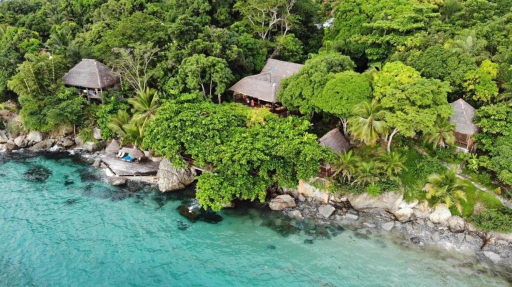 eine Luftansicht auf eine Insel mit einem Resort in der Unterkunft Nosy Komba Lodge in Nosy Komba