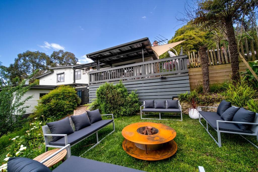 patio con divani e tavolo in cortile di 4 Bedroom fun house - spa, sauna, fire pits & more a Healesville