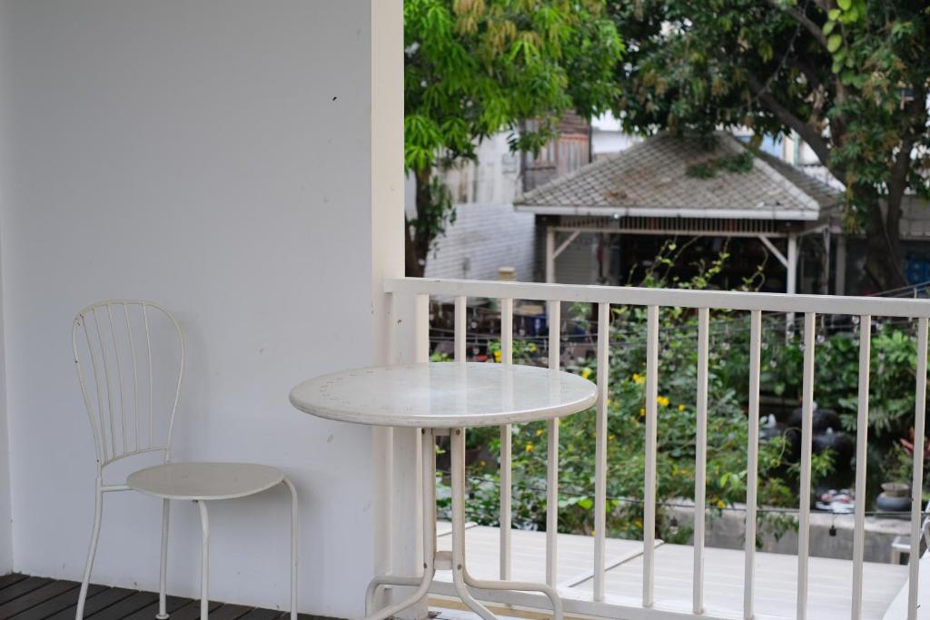 Feung Nakorn Balcony Rooms and Cafe - Resim 30