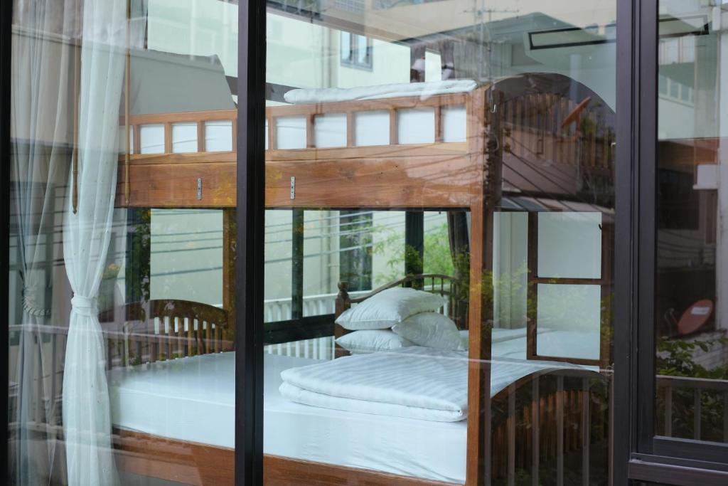 Feung Nakorn Balcony Rooms and Cafe - Sala Familiar Superior Con Baño Compartido