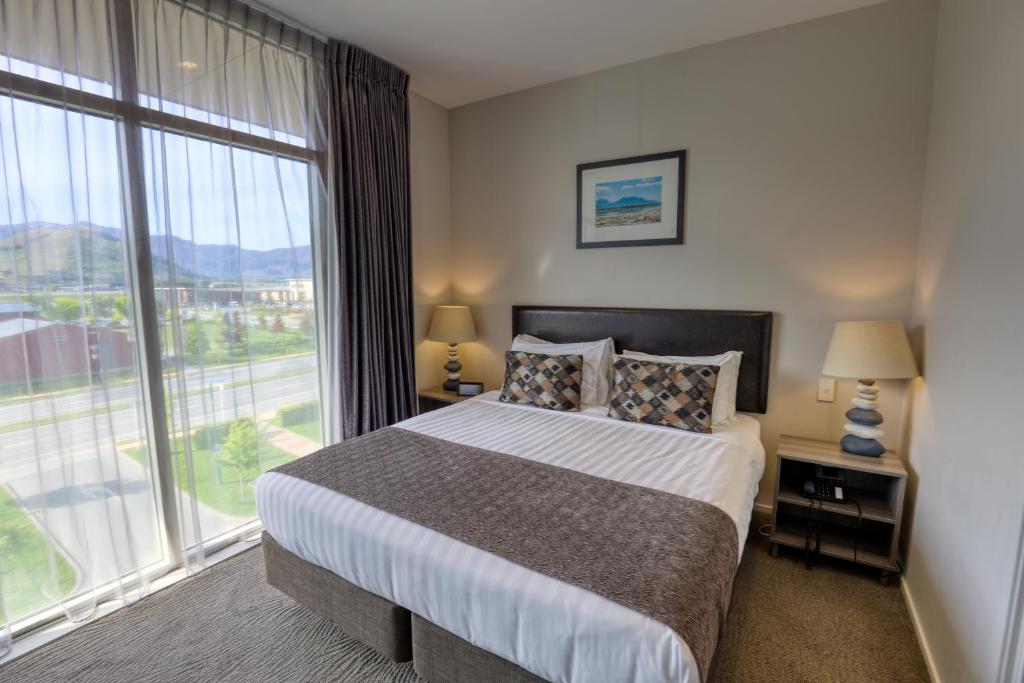 Postel nebo postele na pokoji v ubytování Ramada Suites by Wyndham Queenstown Remarkables Park