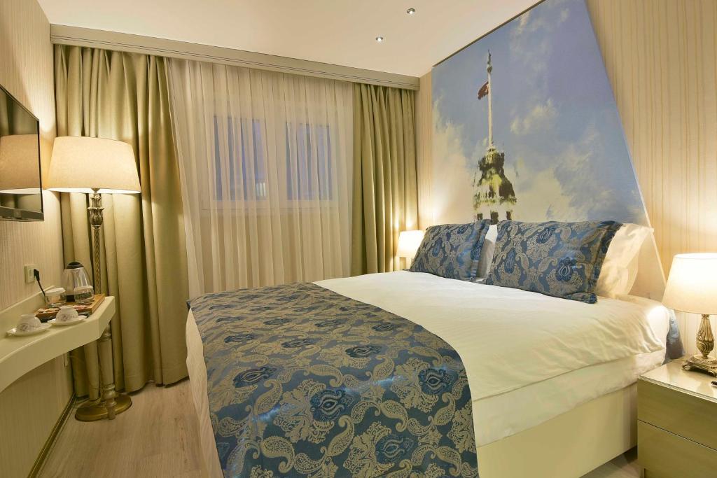 A bed or beds in a room at Adamel City Hotel