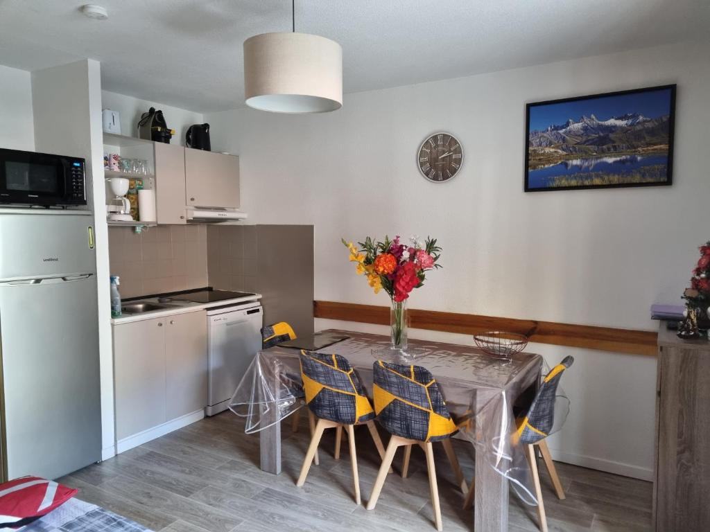 Køkken eller tekøkken på Agréable appartement de 6 pers au pieds des pistes ,wifi gratuit à Saint-Sorlin-d'Arves labelise 3 étoiles au gîte de France