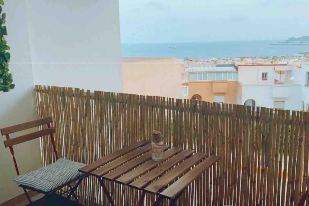 eine Holzbank auf dem Balkon in der Unterkunft Apartamento Mateo Carboneras in Carboneras