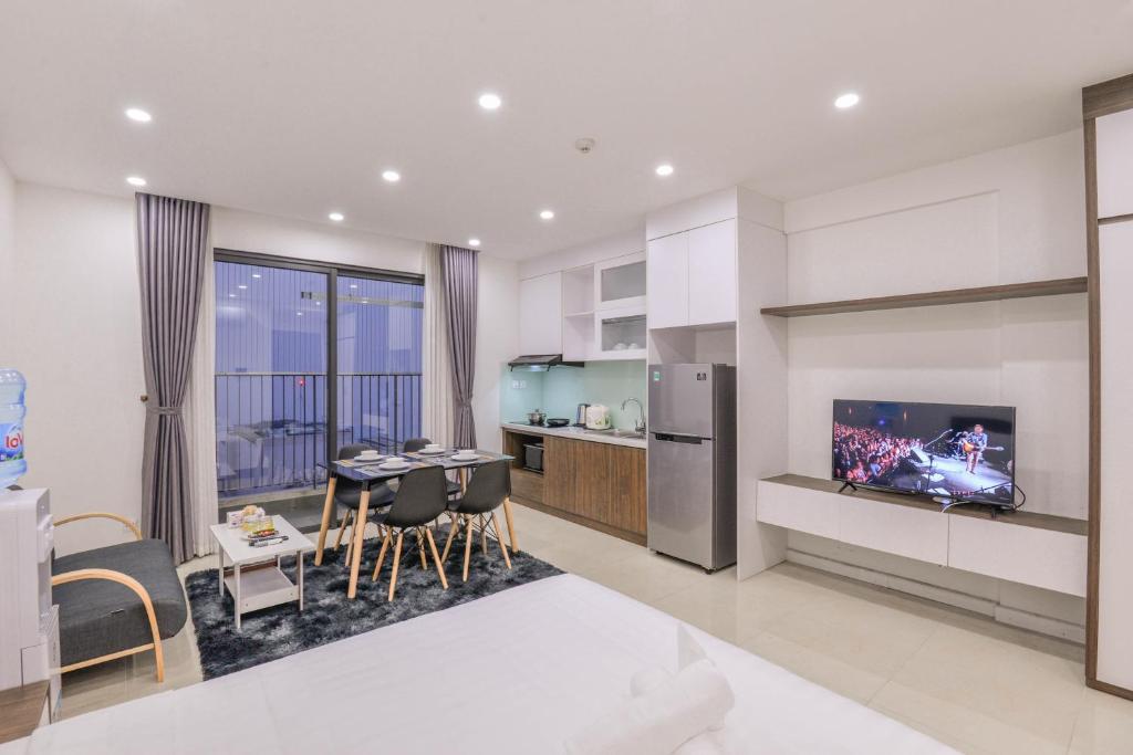 een keuken en een woonkamer met een tv en een tafel bij Vinhomes Dcapital luxury appartment in Hanoi