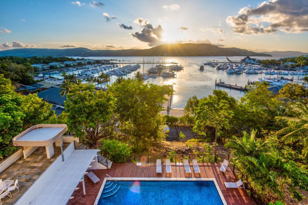 Yacht Harbour Tower 2, Hamilton Island - Million Dollar Views, Buggy & Valet Service في جزيرة هاميلتون: اطلالة على المارينا من شرفة الفيلا