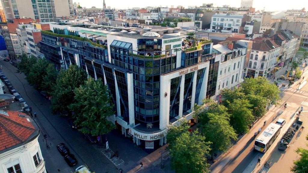 een luchtzicht op een gebouw in een stad bij Hyllit Hotel in Antwerpen