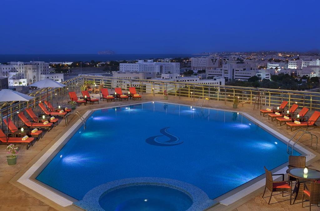 Bazén v ubytování City Seasons Hotel & Suites Muscat nebo v jeho okolí