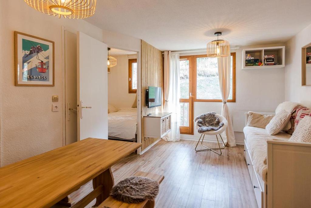 een woonkamer met een bank en een tafel bij Appartement Les Arcs Ski aux pieds à Vallandry in Landry