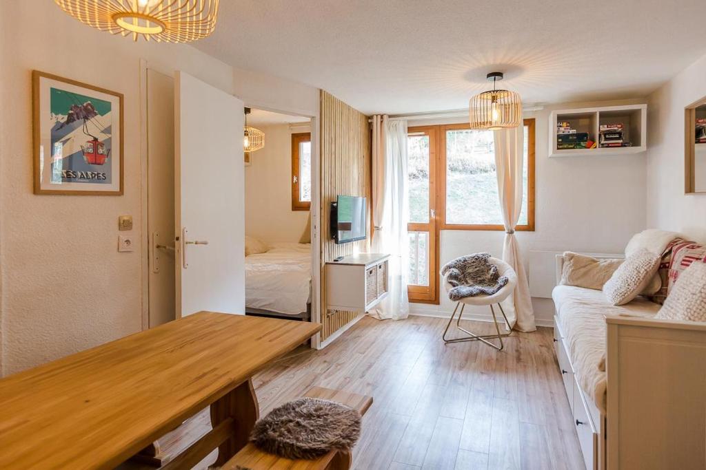 - un salon avec un canapé et une table dans l'établissement Appartement Les Arcs Ski aux pieds à Vallandry, à Landry