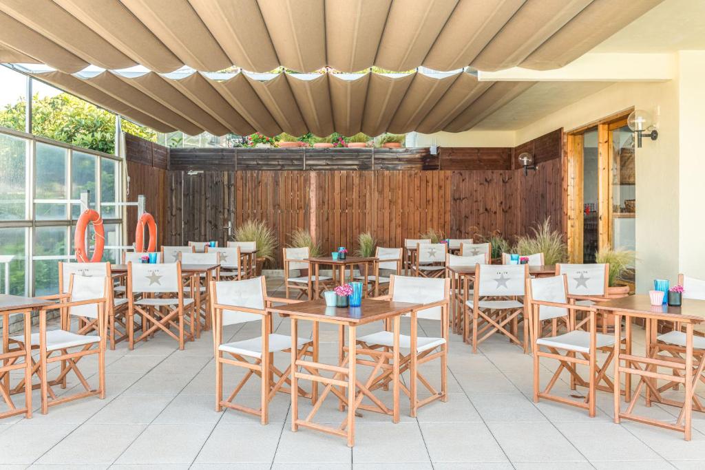 Reštaurácia alebo iné gastronomické zariadenie v ubytovaní Almadraba Park Hotel