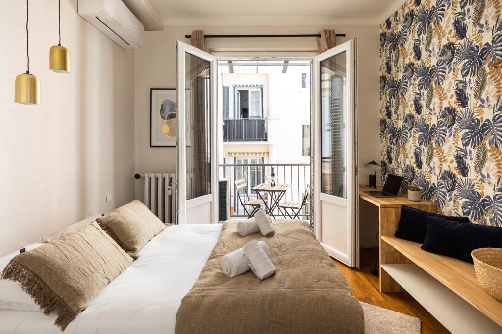 a bedroom with a bed and a balcony at Appartement Dify Deruelle - Part Dieu in Lyon