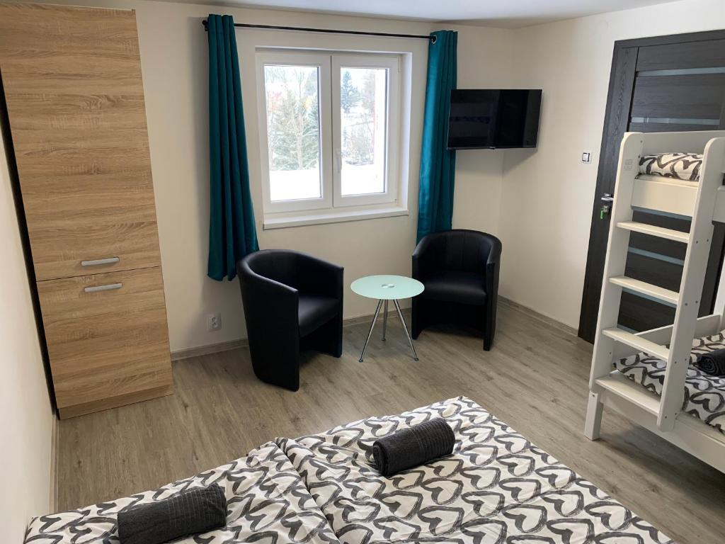 TV a/nebo společenská místnost v ubytování Apartmán u Drahotů