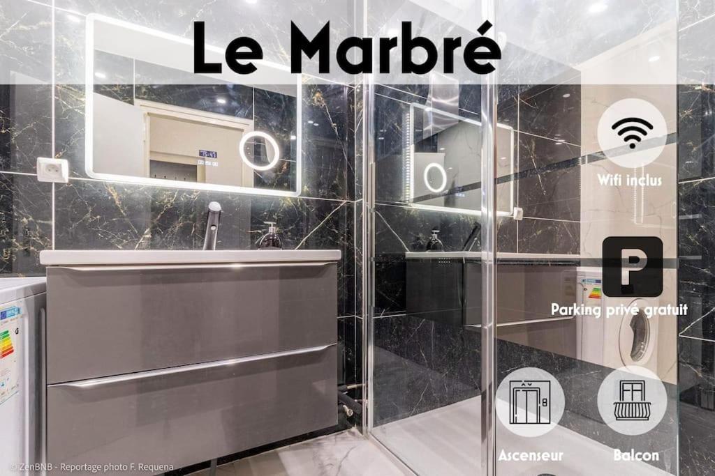 een bord voor een badkamer met een wastafel en een spiegel bij Place privée/Le Marbré/Moderne/60m2 in Annemasse
