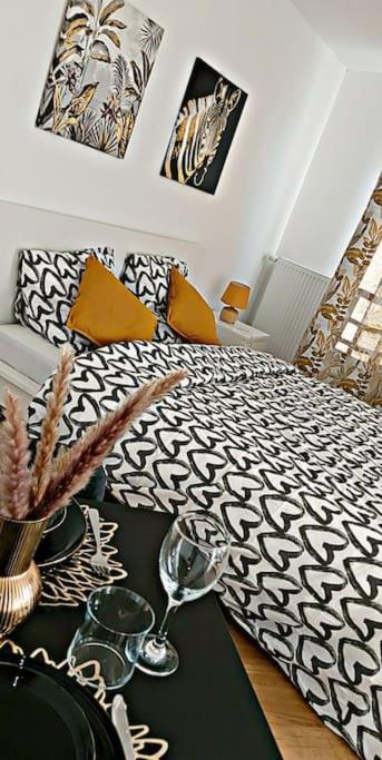 Posteľ alebo postele v izbe v ubytovaní Loft climatisé parking gratuit 5min gare