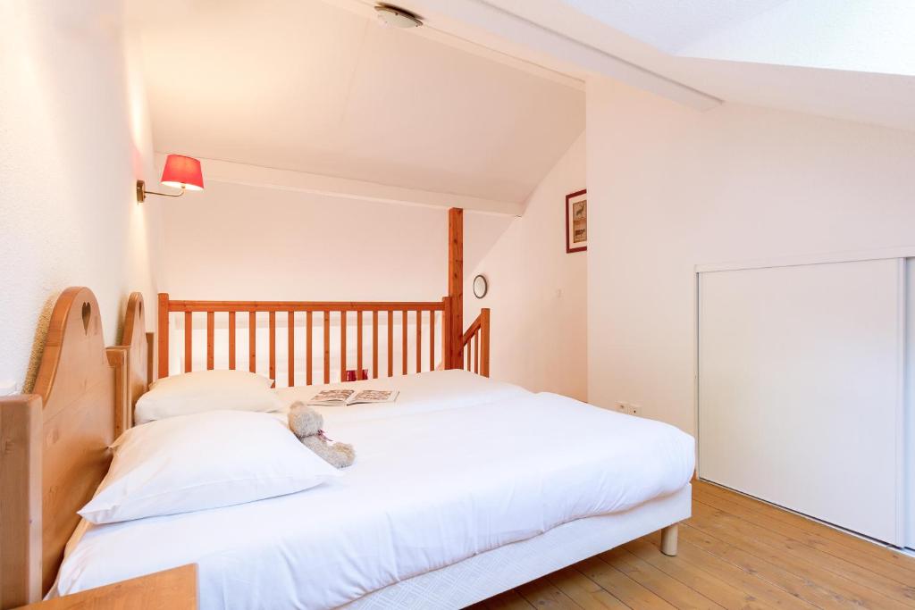 Una cama o camas en una habitación de Garden & City Evian - Lugrin